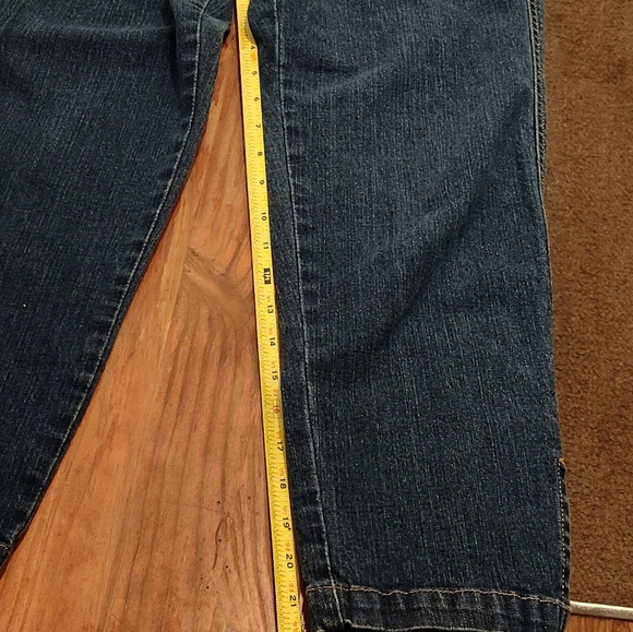 NWOT  women's Signature Levi's Classic Slim Capris - High Rise. - Picture 8 of 11